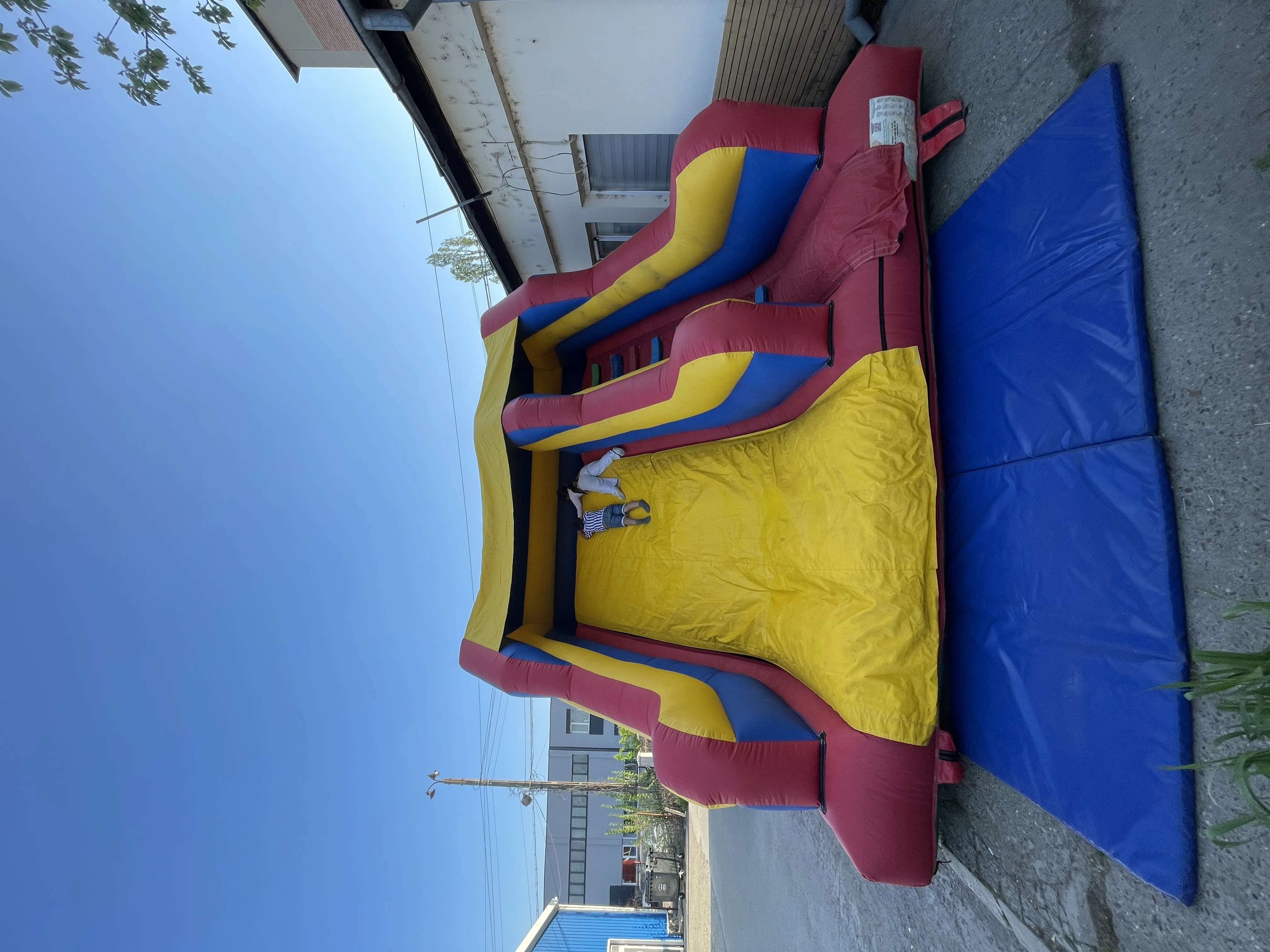 Castel gonflabil cu tobogan închiriat Suceava — Kids Mania — fotografie produs