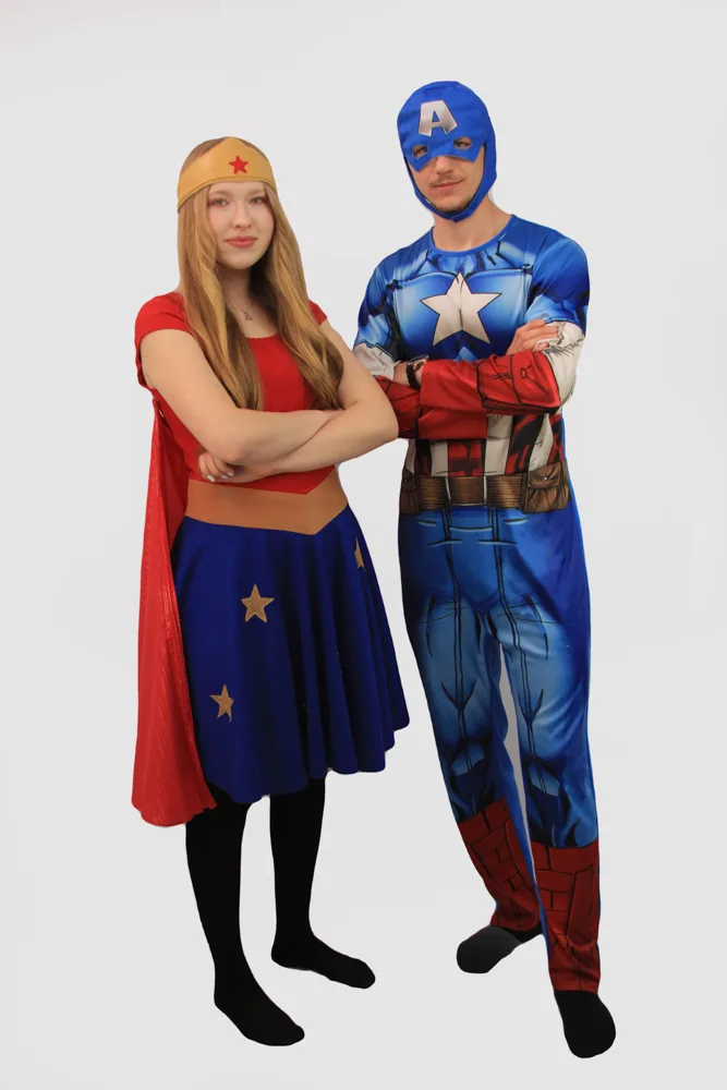 Femeia Fantastica si Capitan America animatori copii Costum Femeia Fantastica si Capitan America animatori copii petreceri copii Iași — Kids Mania