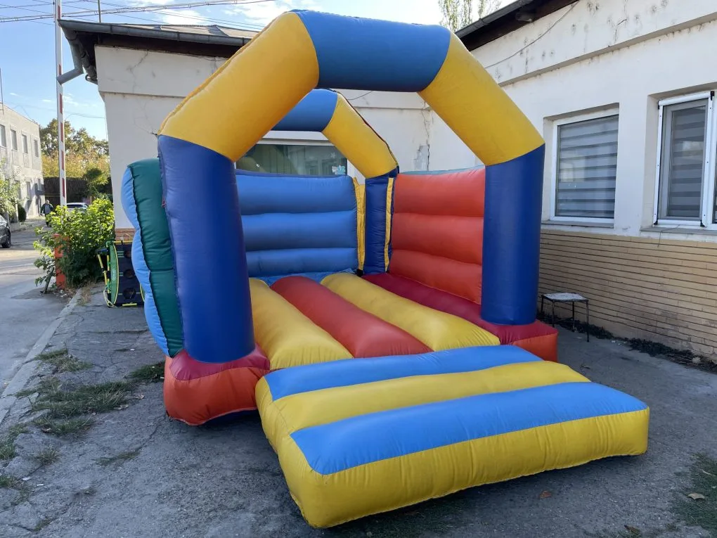 Castel gonflabil cu tobogan închiriat Suceava — Kids Mania — fotografie produs