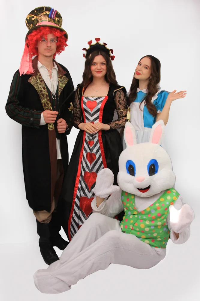 Alice in tara minunilor animatoare iasi Costum Alice in tara minunilor animatoare iasi petreceri copii Iași — Kids Mania