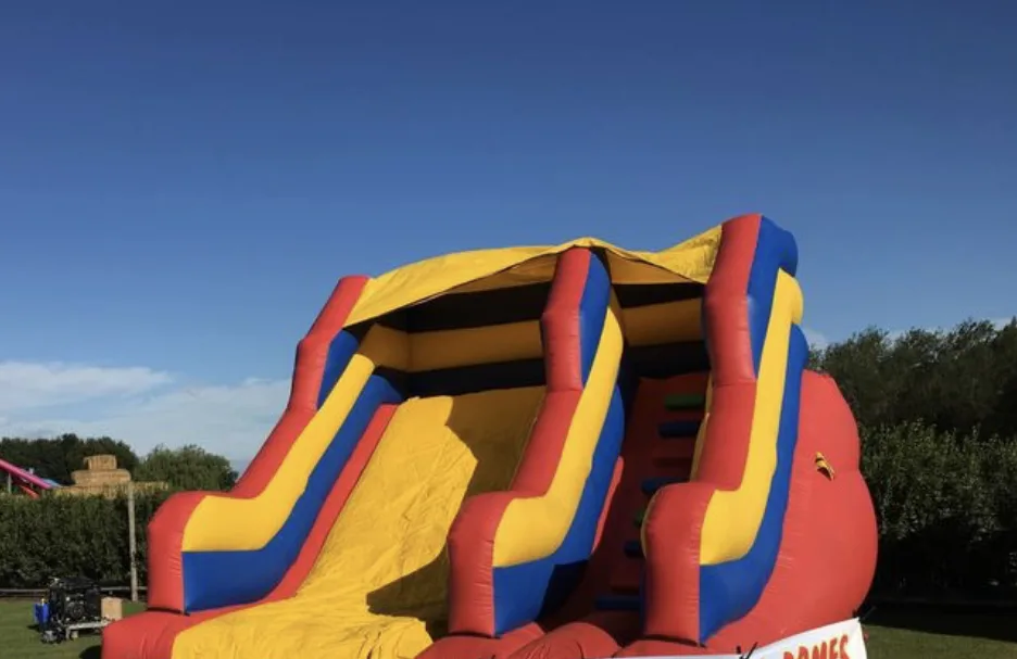Castel gonflabil cu tobogan închiriat Suceava — Kids Mania — fotografie produs