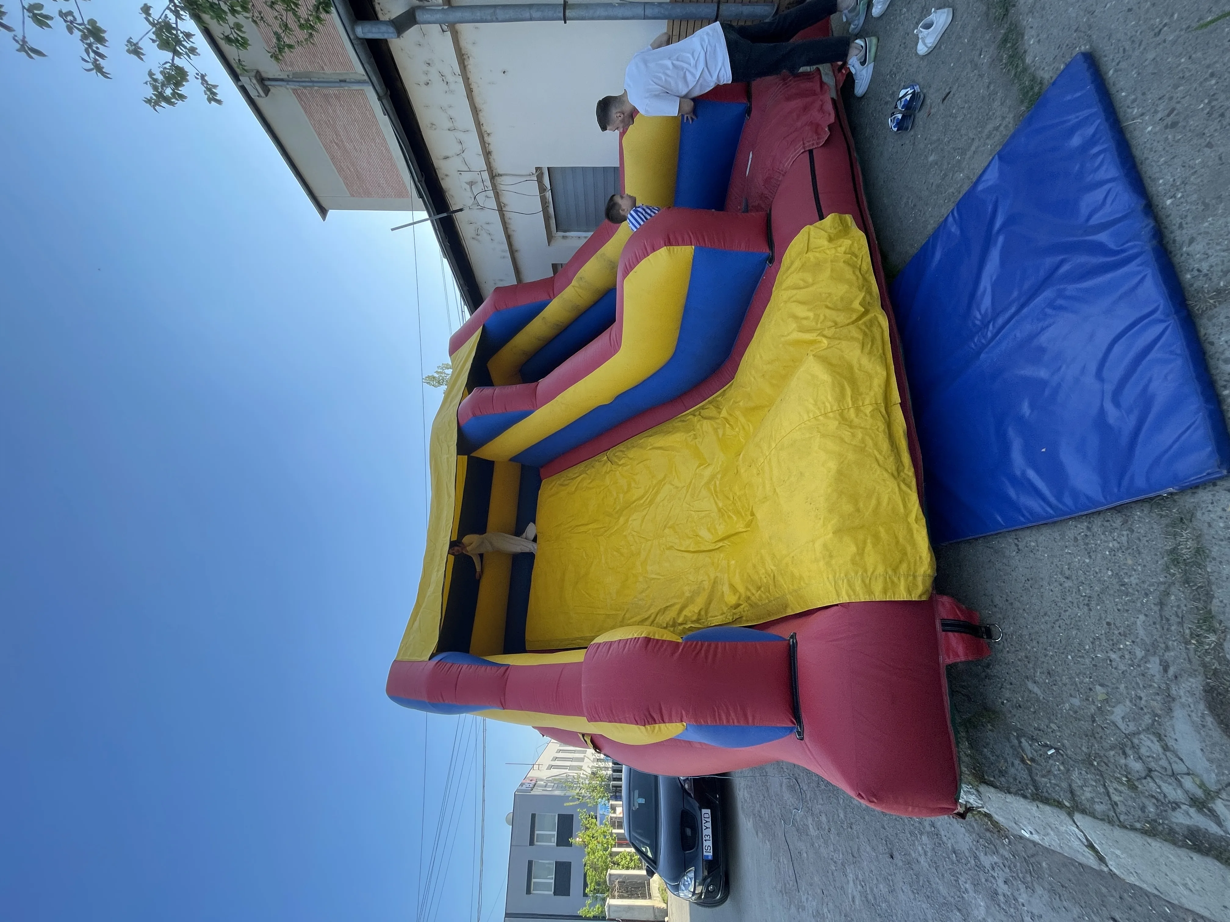 Castel gonflabil cu tobogan închiriat Suceava — Kids Mania — fotografie produs