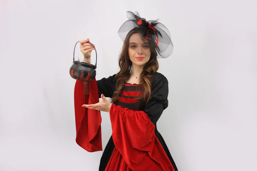 inchiriere animatori vrajitoare Costum inchiriere animatori vrajitoare petreceri copii Iași — Kids Mania