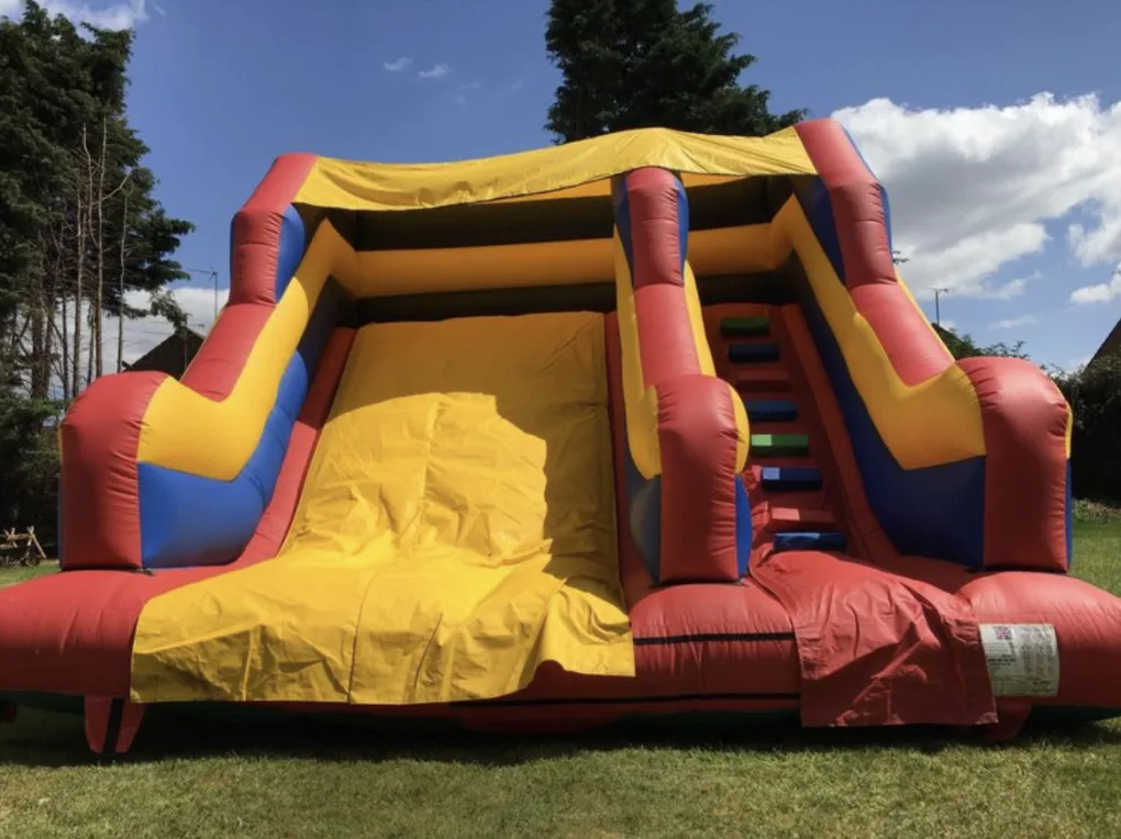 Castel gonflabil cu tobogan închiriat Suceava — Kids Mania — fotografie produs